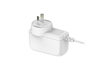 Un buen precio. Adaptador de energía de montaje de pared P blanco / negro sobre protección de corriente en línea