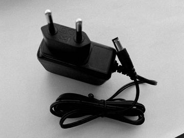 Un buen precio. 90 - 264VAC 1A médico soporte de la pared del adaptador de 12 voltios con el enchufe de la UE en línea