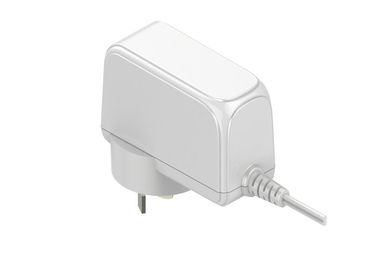 Un buen precio. El adaptador del enchufe de pared del AU 2PIN 24W con 2000ma hizo salir en el color blanco en línea