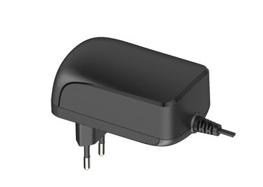 Un buen precio. el adaptador de corriente alterna universal negro de 24V 1.5A 36W con enchufa la conexión en línea