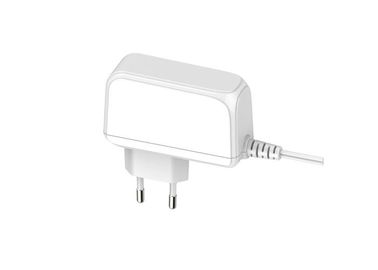 Un buen precio. 18W fuente de alimentación blanca de la transferencia del soporte de la pared del adaptador de la CA DC con el enchufe de la UE en línea