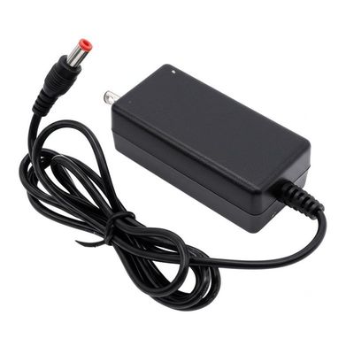 Un buen precio. Adaptador de corriente AC DC negro con conector de enchufe DC para dispositivos electrónicos en línea
